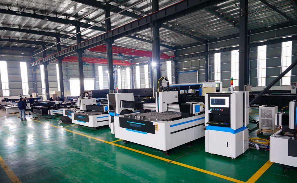 Raymax 1000W 2000W 3000W 4kw CNC-Faserlaserschneider für Stahlaluminiumblech Wuhan Raycus Faserlaserschneidemaschine